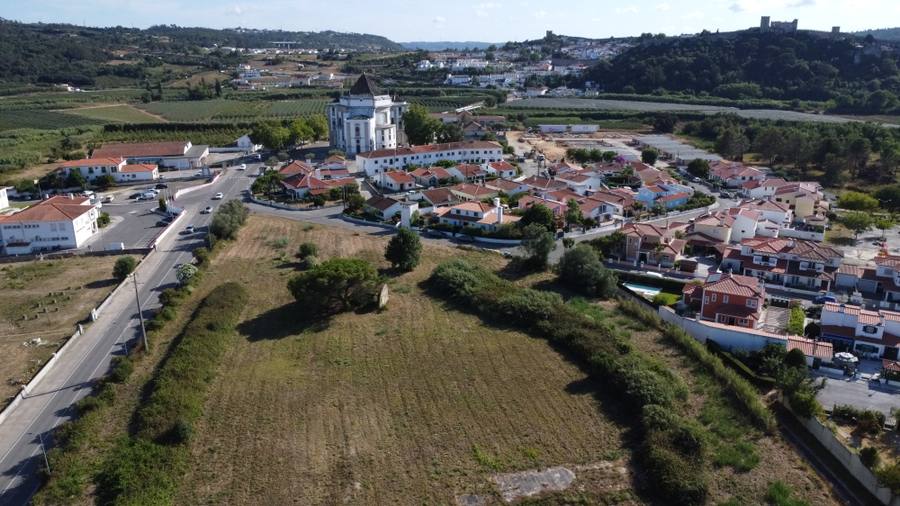 Enquadramento urbano, com a vila e o castelo ao fundo