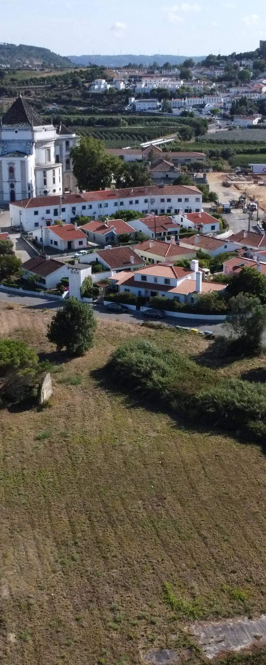 Enquadramento urbano, com a vila e o castelo ao fundo